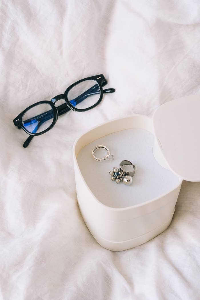 3COINS（スリーコインズ）のインテリア雑貨「ミラー付4段スライドアクセサリー収納」