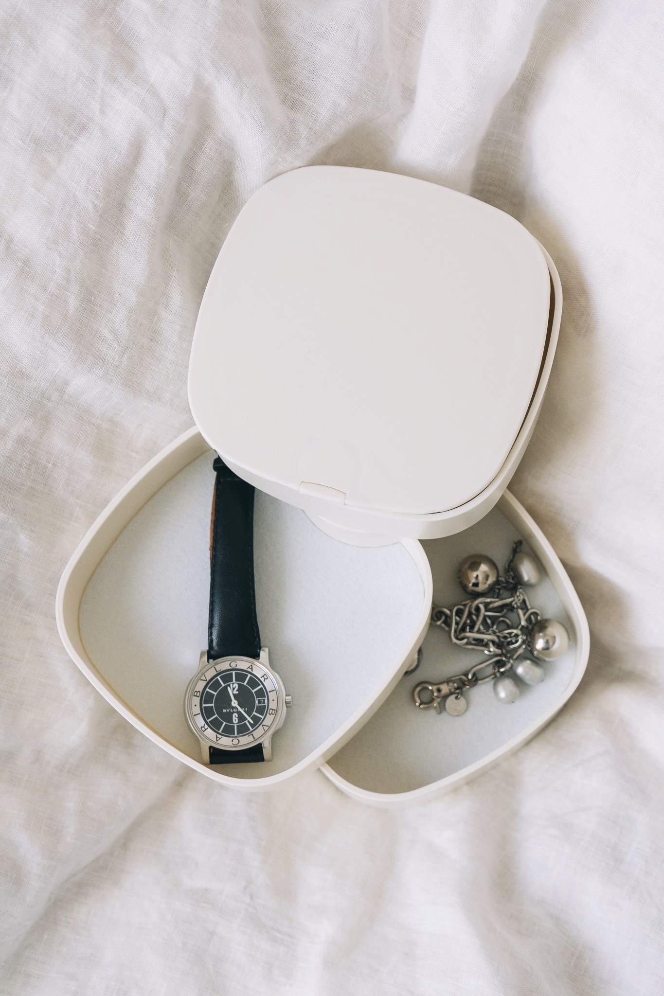 3COINS（スリーコインズ）のインテリア雑貨「ミラー付4段スライドアクセサリー収納」