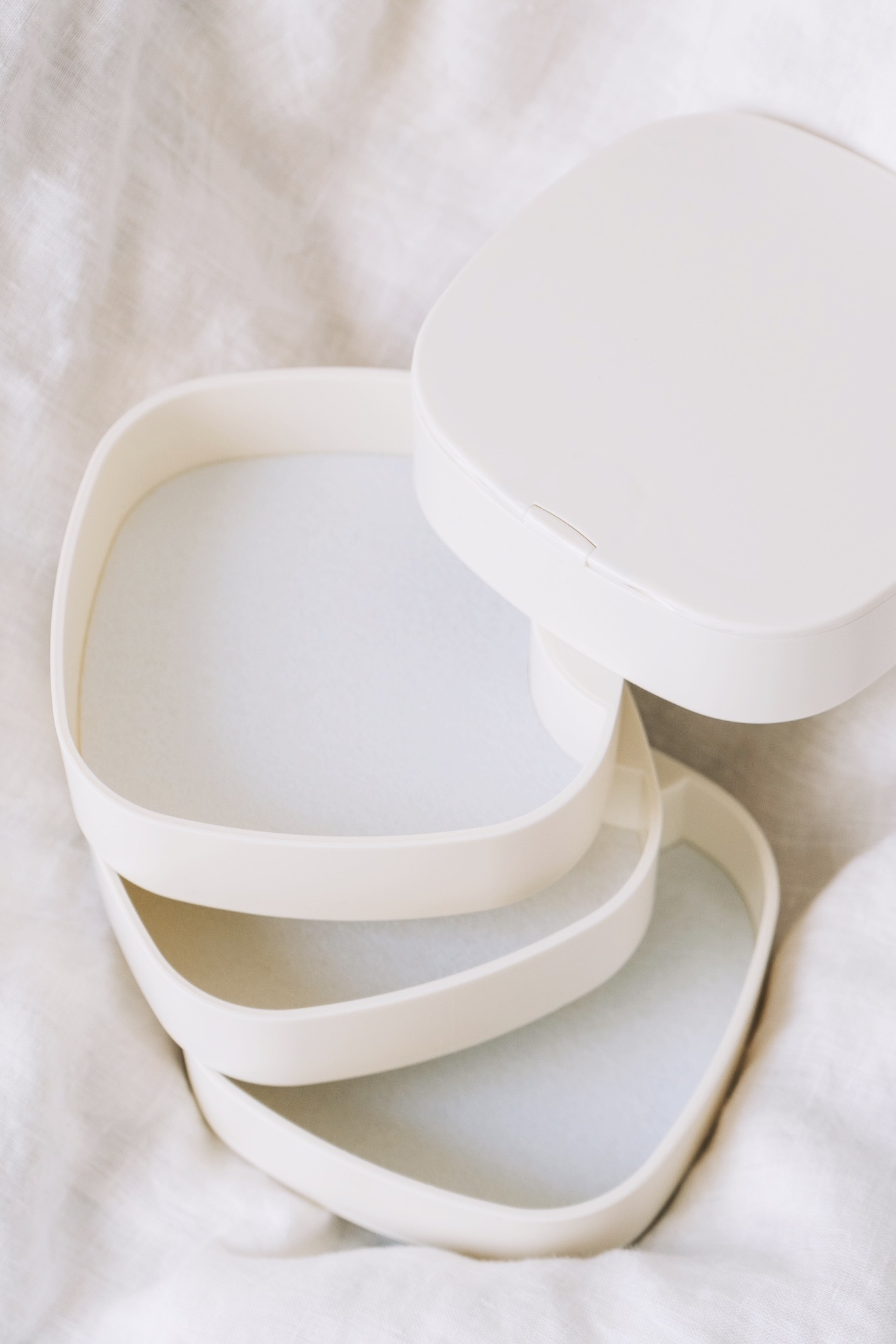 3COINS（スリーコインズ）のインテリア雑貨「ミラー付4段スライドアクセサリー収納」