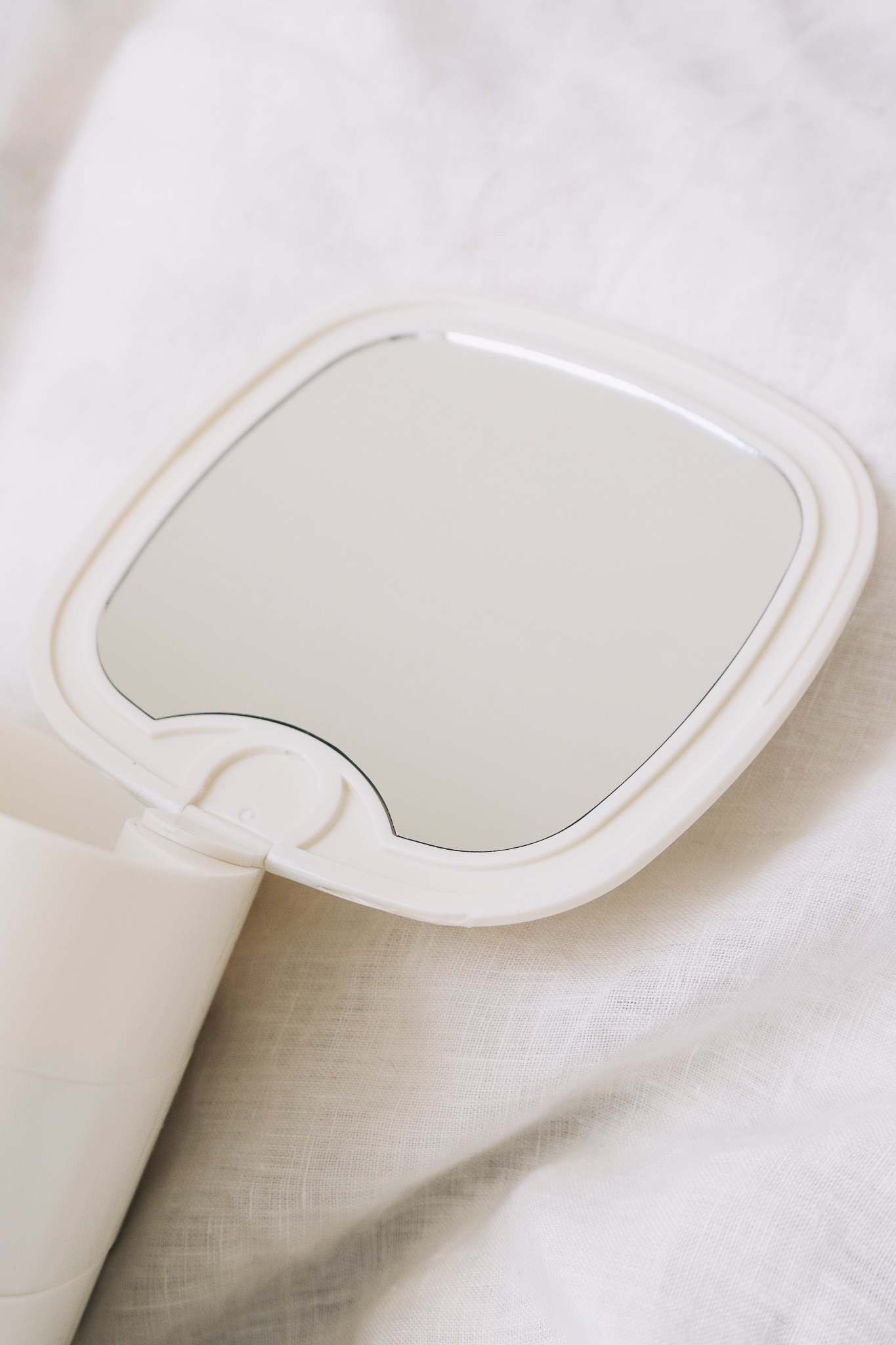 3COINS（スリーコインズ）のインテリア雑貨「ミラー付4段スライドアクセサリー収納」