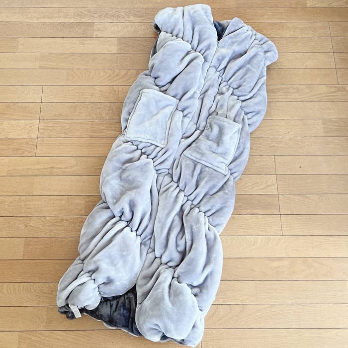 CAINZ（カインズ）のおすすめアイテム「羽織れるあったかロールクッションBIG」