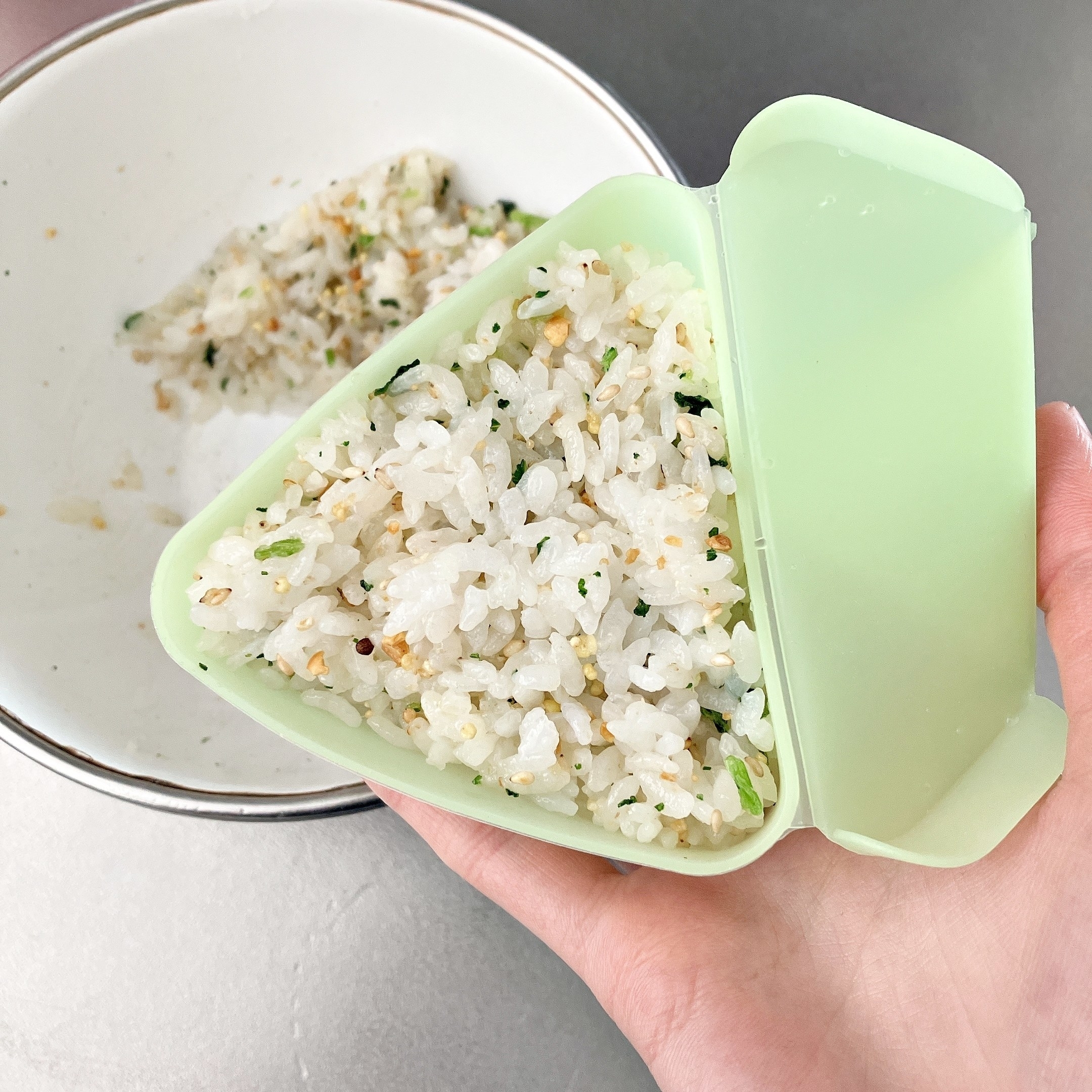 ダイソーのオススメグッズ「簡単おにぎりパック（横9cm×高さ8cm×幅3.7cm）」