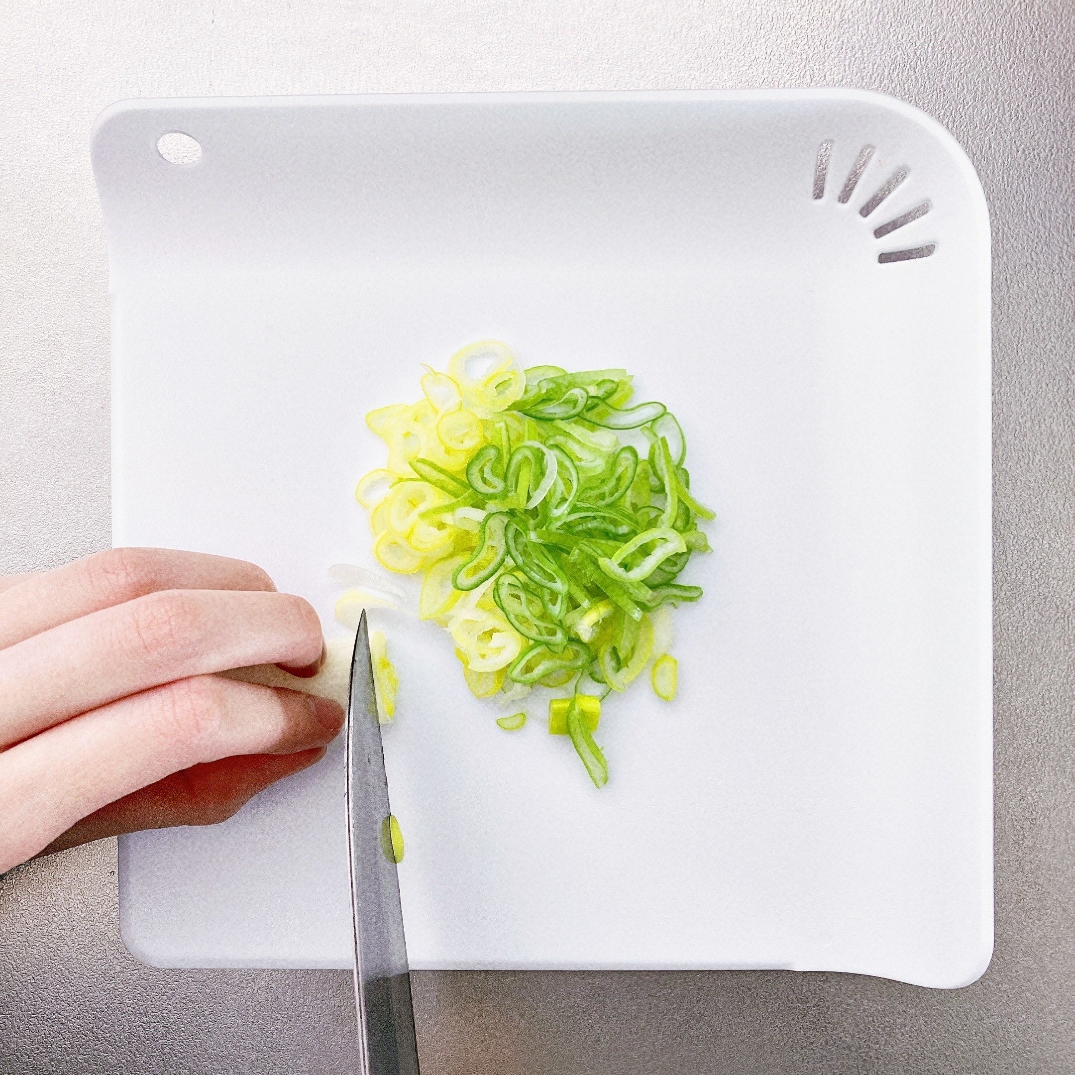 DAISO（ダイソー）のオススメの便利グッズ「ちょこっとまな板（ホワイト）」