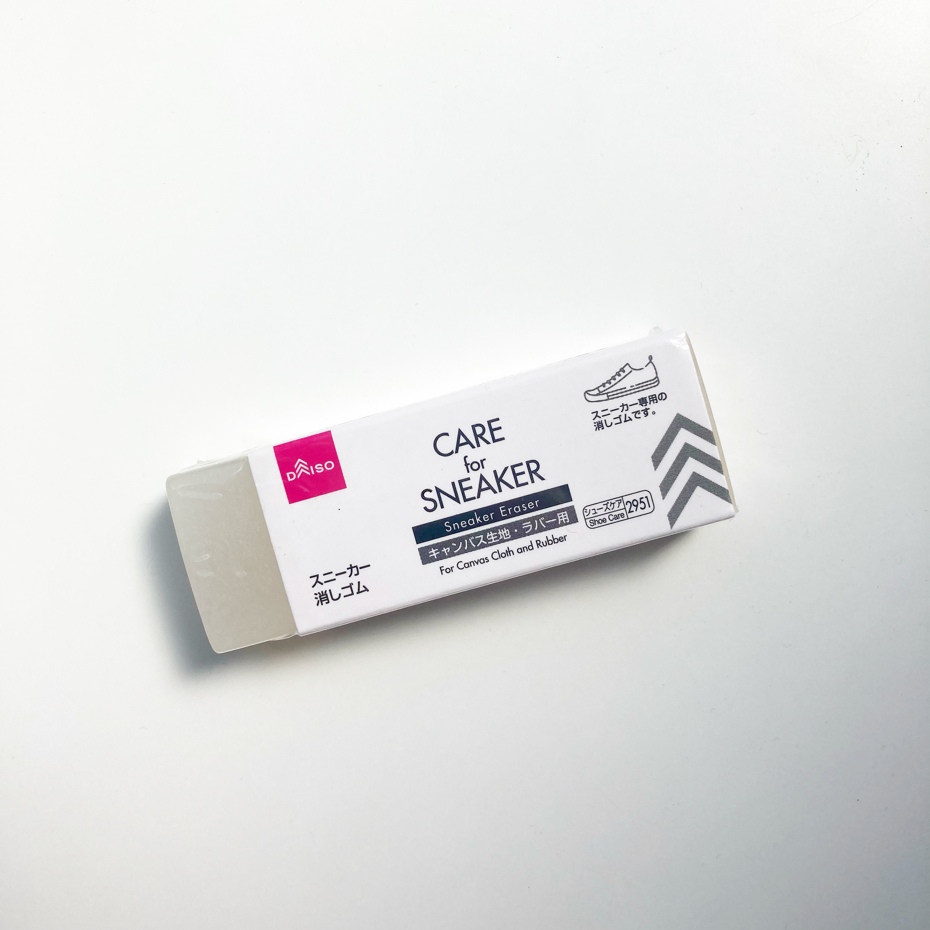 DAISO（ダイソー）のオススメの便利グッズ「スニーカー消しゴム（キャンバス生地・ラバー用）」