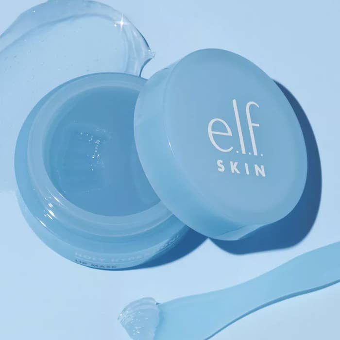 Wadah biru dengan topeng bibir di dalamnya.