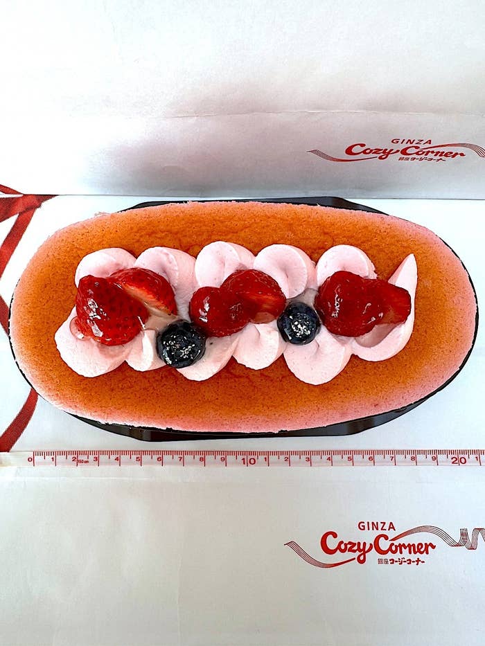 銀座コージーコーナーのおすすめスイーツ「苺のスペシャルチーズスフレ」