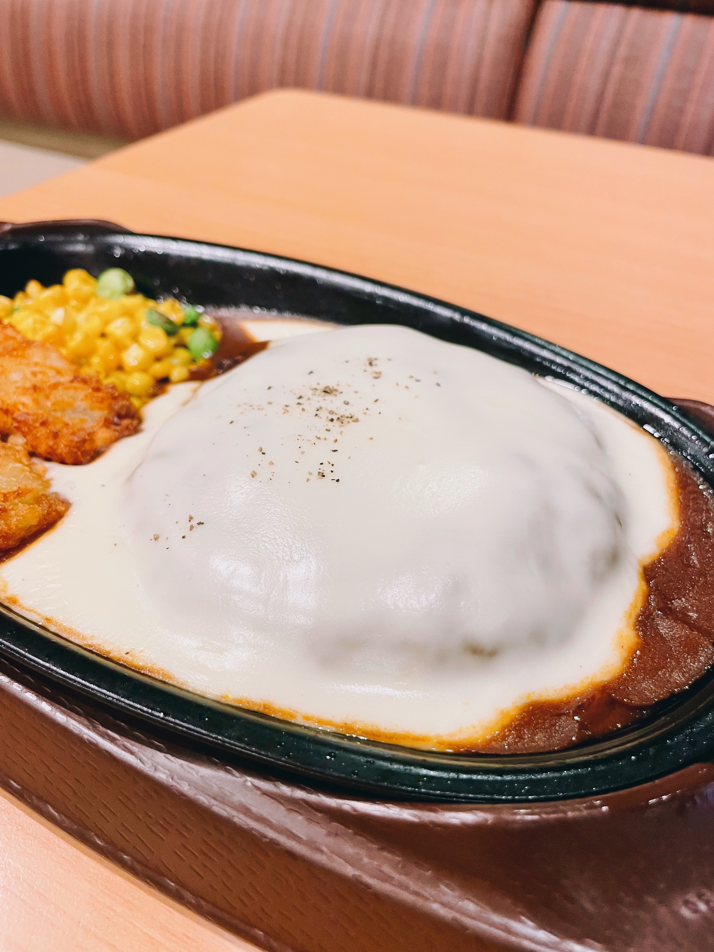 ガストのおすすめグルメ「チーズONチーズINハンバーグ」