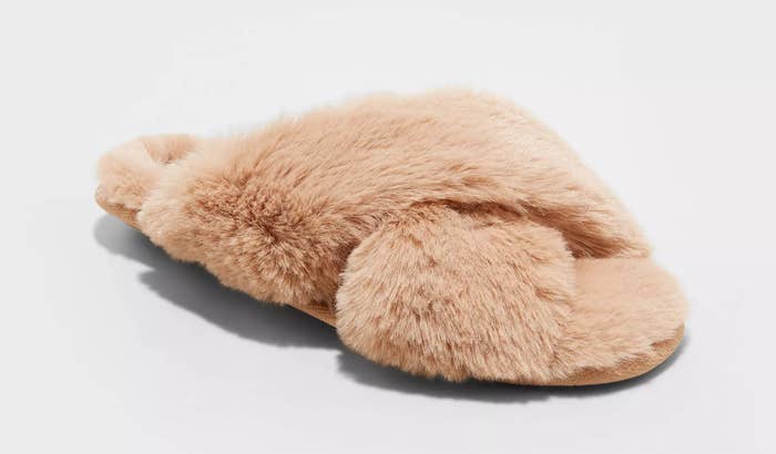The crossband faux-fur slide slippers in tan