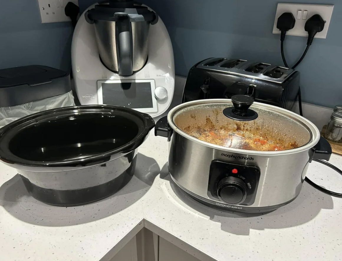 A crockpot with the bowl taken out