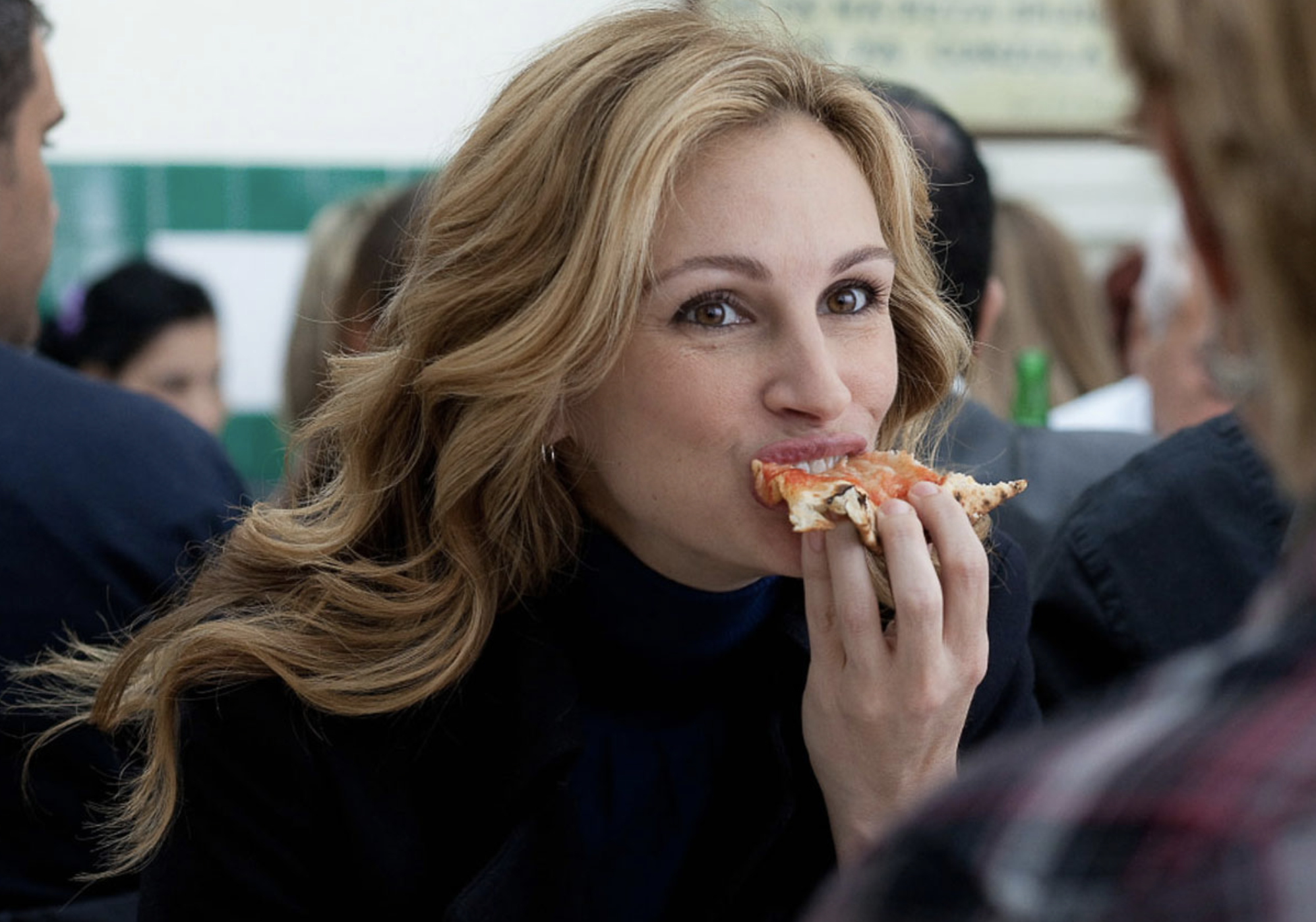 Julia Roberts eating pizza in &quot;Eat Pray Love&quot;