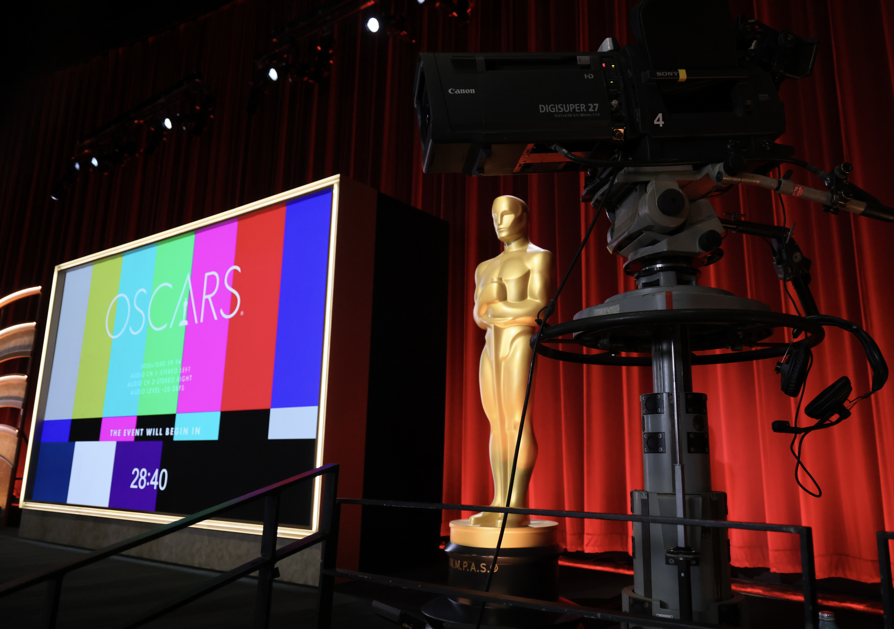 the large oscars statue on the stage