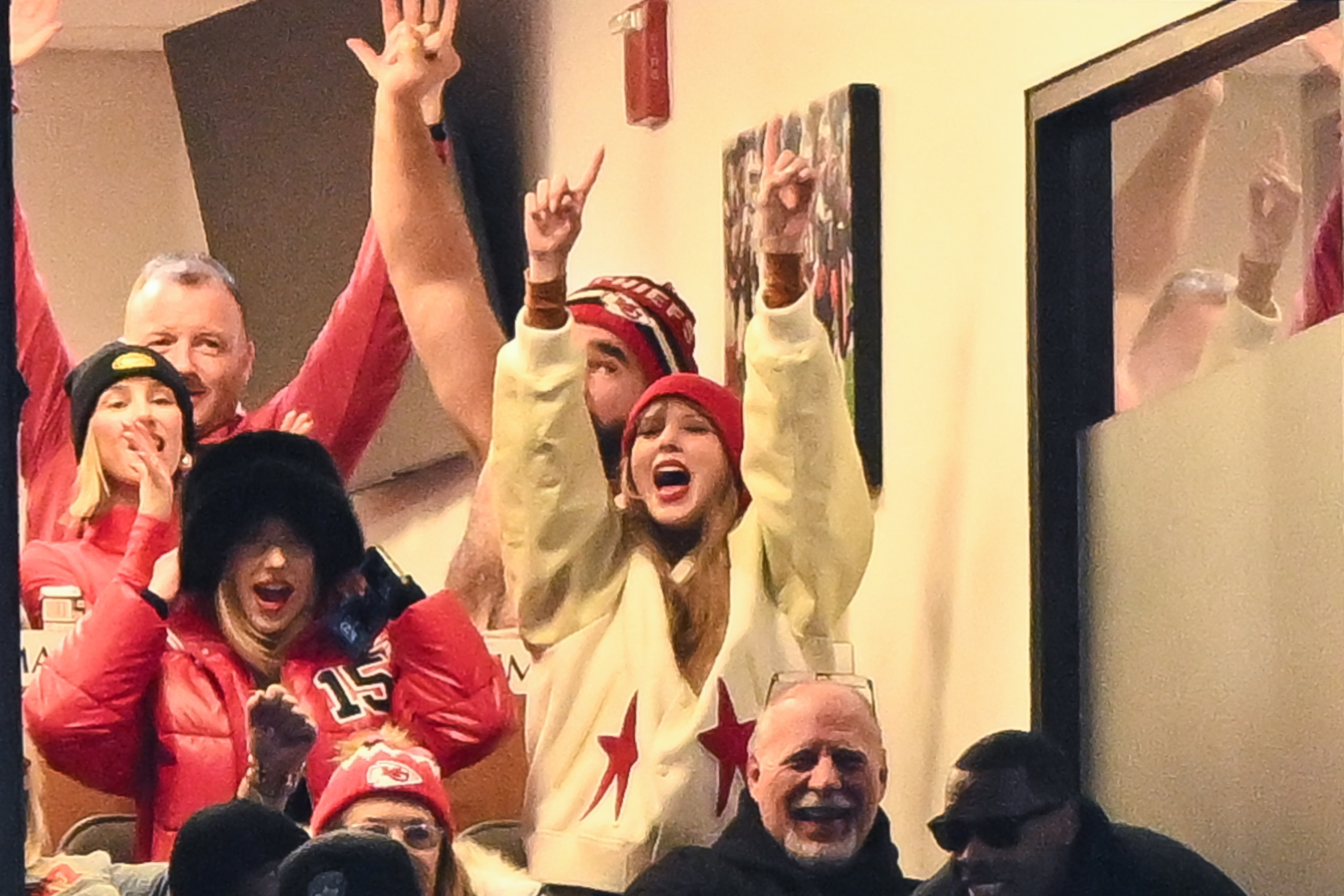taylor swift cheering in the suite