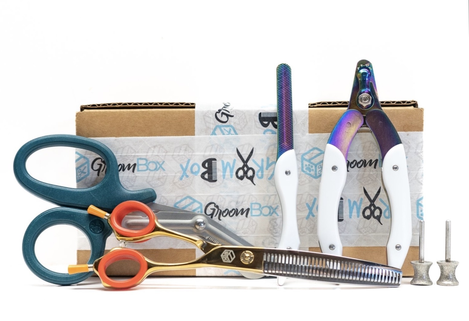 The shears and grooming tools that come in the box