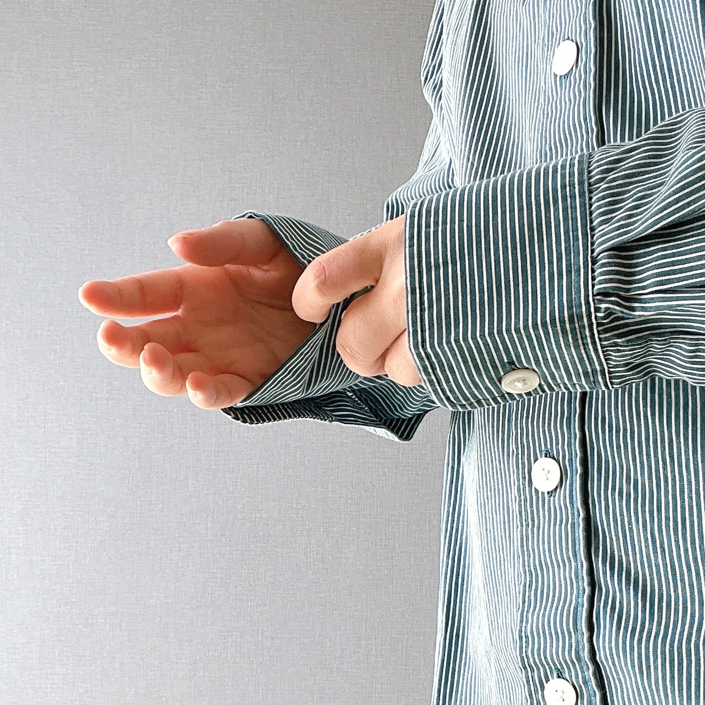 無印良品のオススメのシャツ「婦人 洗いざらし ブロードレギュラーカラー長袖シャツ」