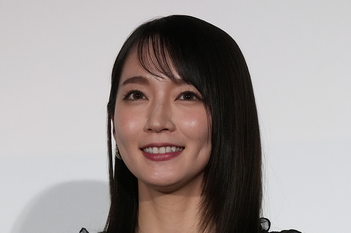 とってもセクシー♡」吉岡里帆、肩見せ春コーデを披露→「女神降臨