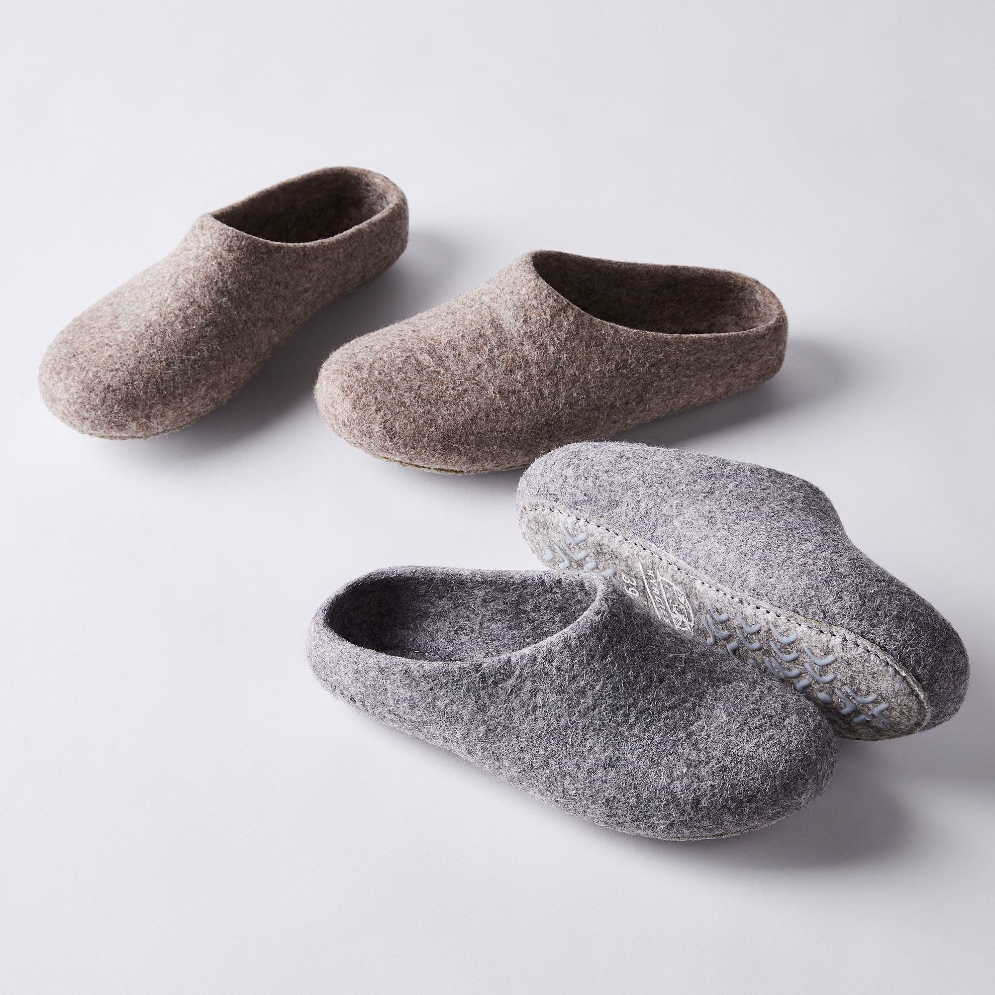 Photo of the slippers in both colors