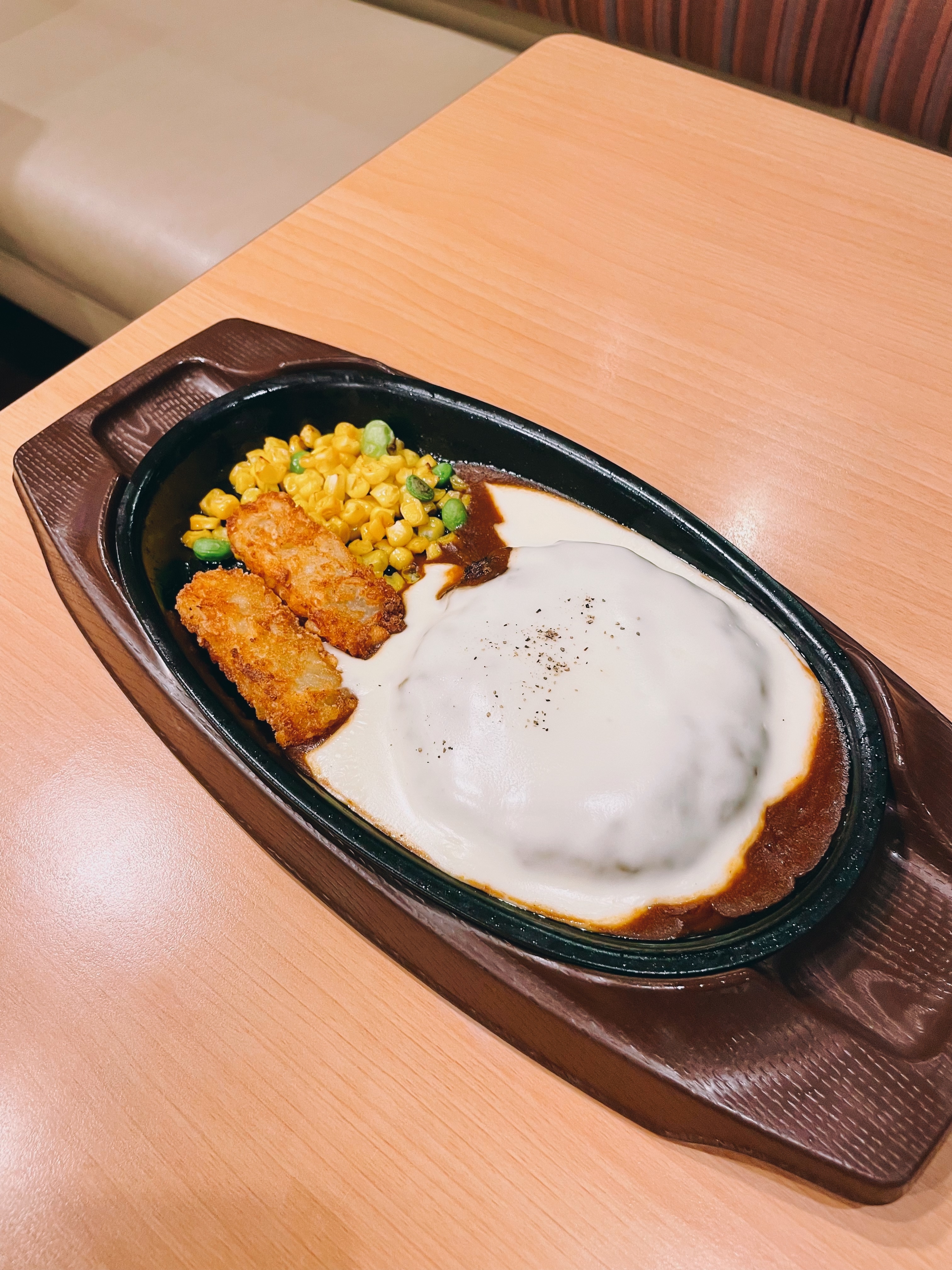 ガストのおすすめグルメ「チーズONチーズINハンバーグ」