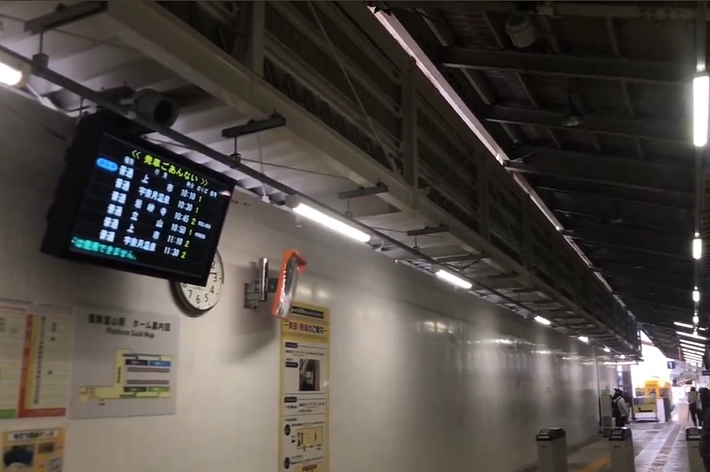 富山地方鉄道の駅でお経が流れた動画のワンシーン