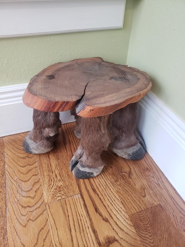stool has the feet of deer