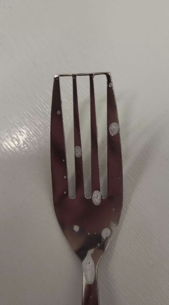 The top of the fork tongs has a bar across it