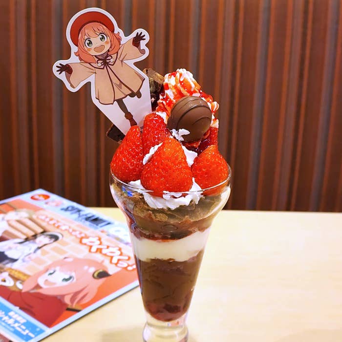 ガストのおすすめスイーツ「アーニャのいちごショコラパフェ〜機密情報入りチョコレートのせ〜」