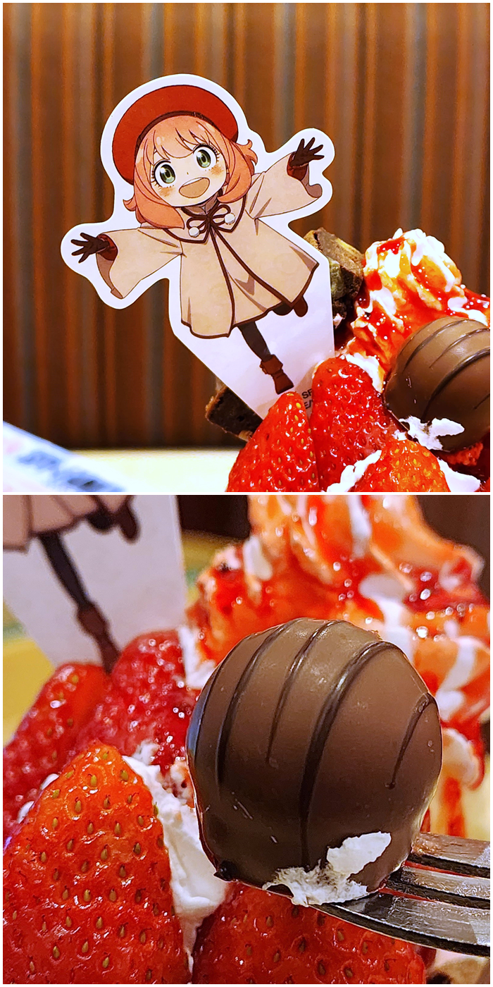 ガストのおすすめスイーツ「アーニャのいちごショコラパフェ〜機密情報入りチョコレートのせ〜」