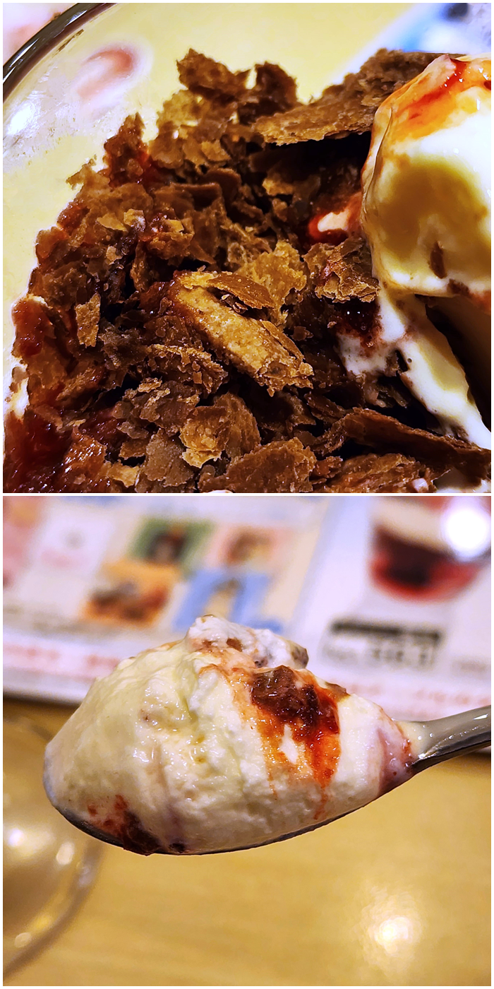 ガストのおすすめスイーツ「アーニャのいちごショコラパフェ〜機密情報入りチョコレートのせ〜」