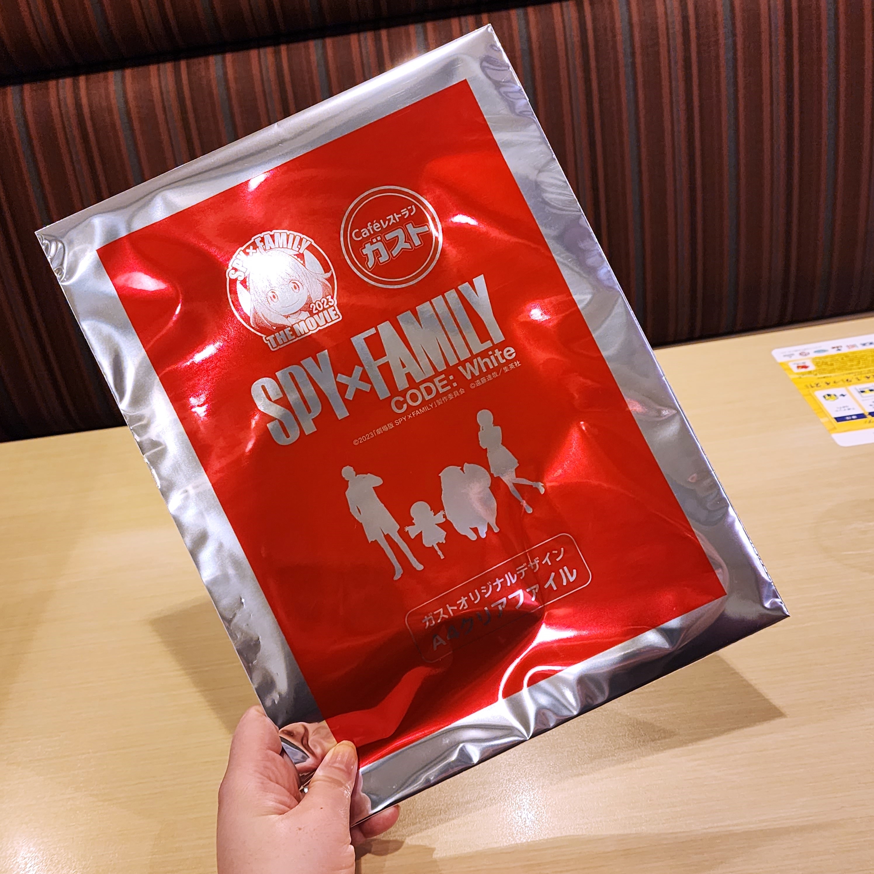 ガストのおすすめスイーツ「アーニャのいちごショコラパフェ〜機密情報入りチョコレートのせ〜」