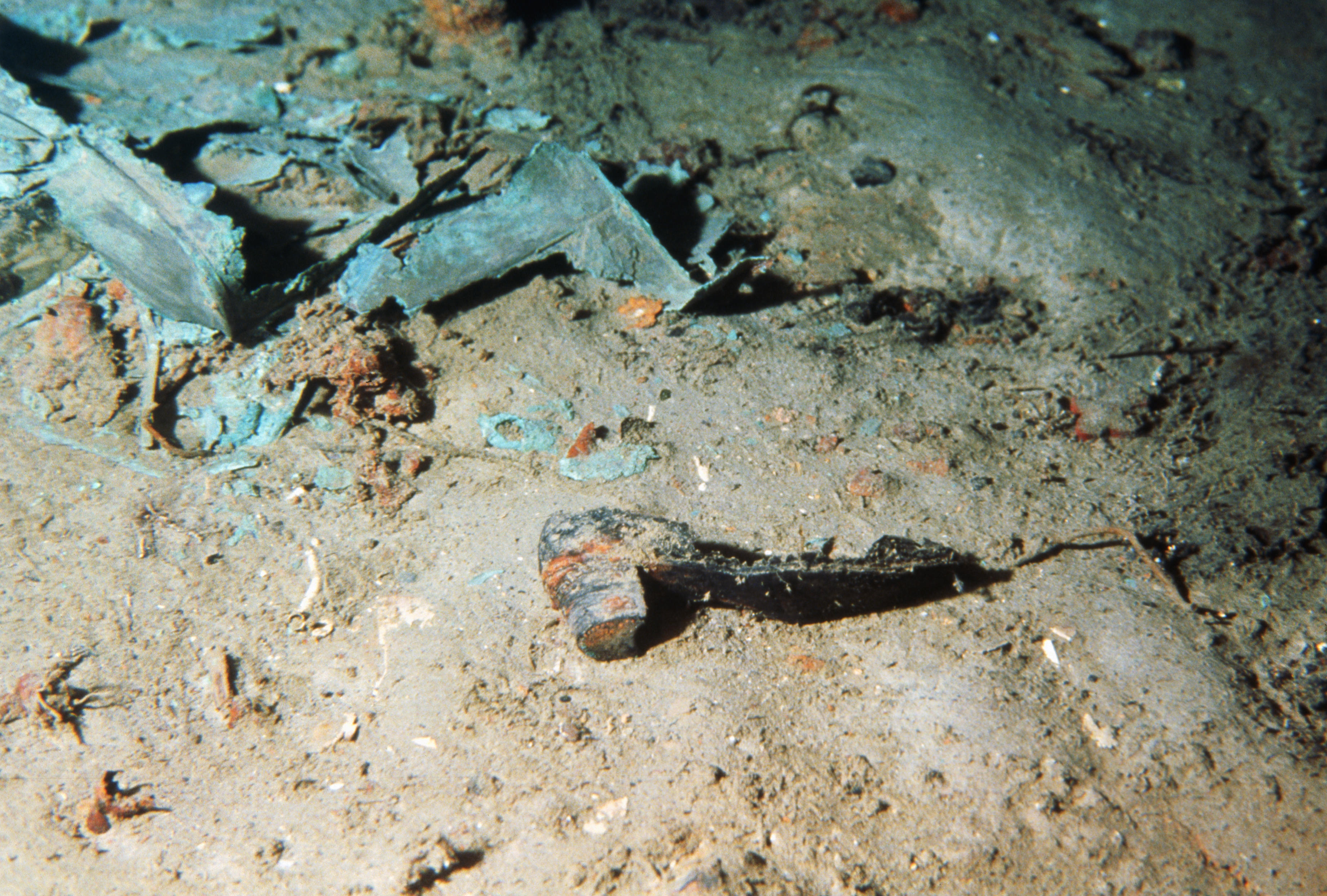 Items at the bottom of the ocean floor Titanic wreckage