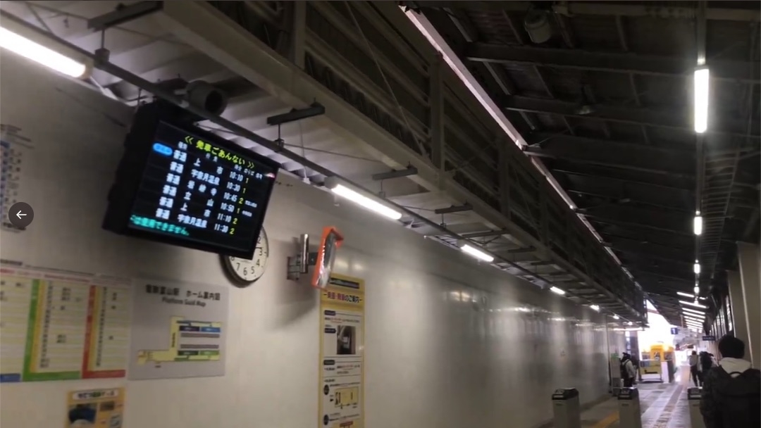 富山地方鉄道の駅でお経が流れた動画のワンシーン