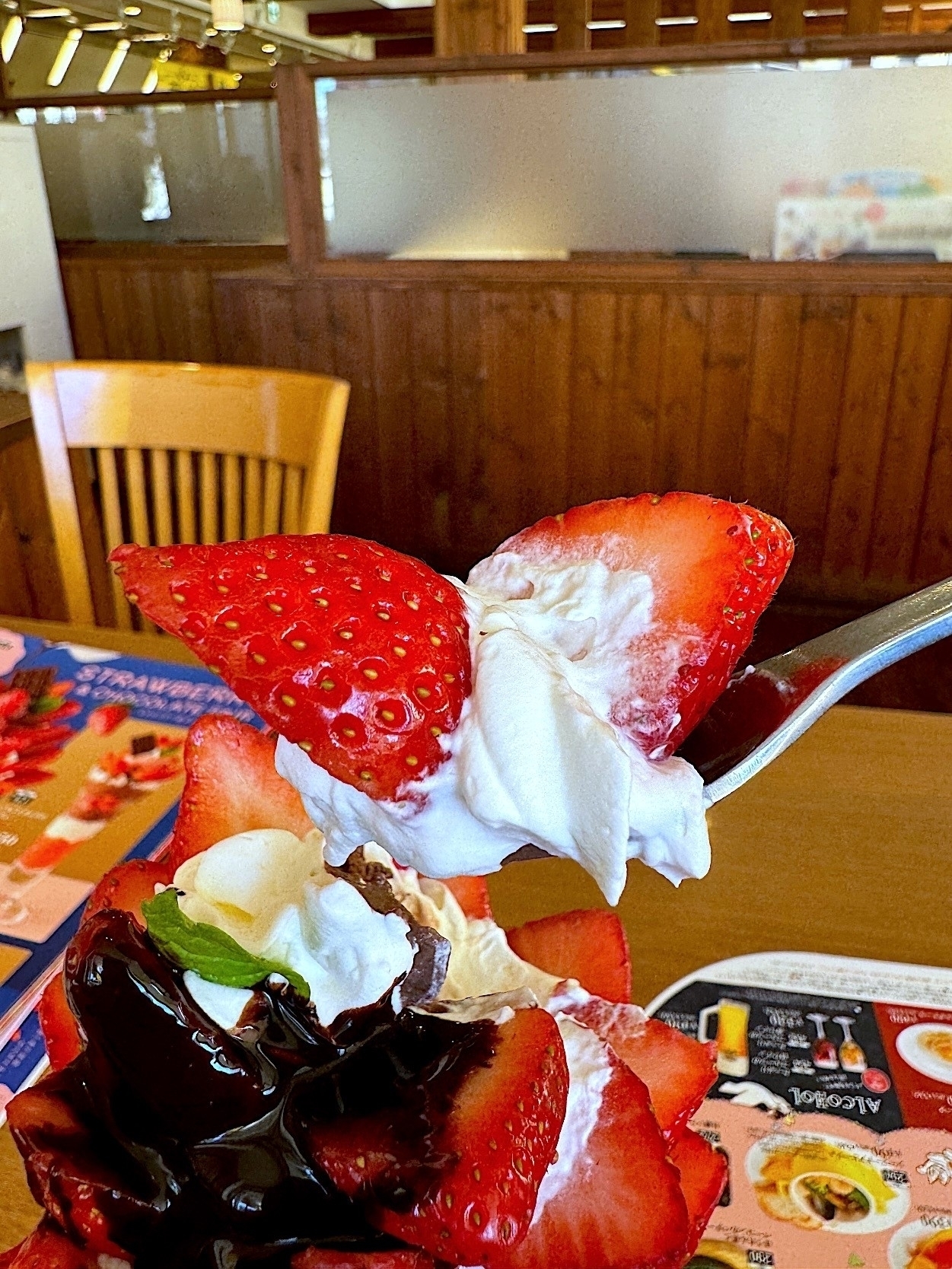 ココスのおすすめスイーツ「Very Berry 15パフェ」