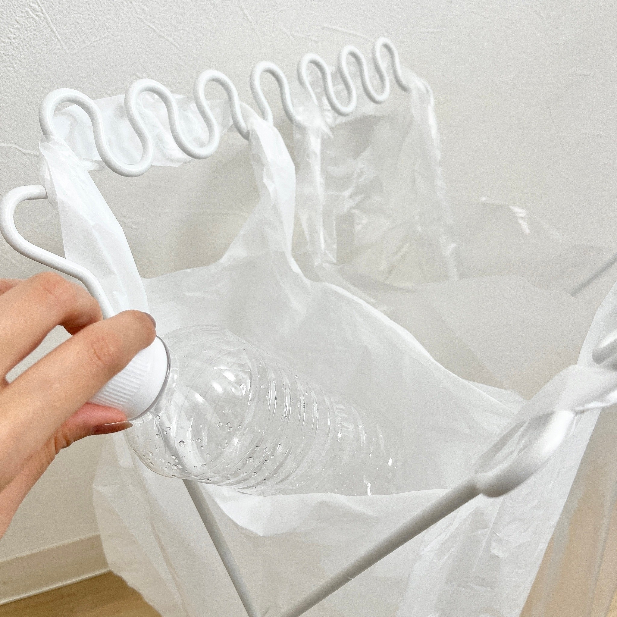 NITORI（ニトリ）のオススメのグッズ「分別ゴミ袋スタンド（Pブラン ホワイト）」