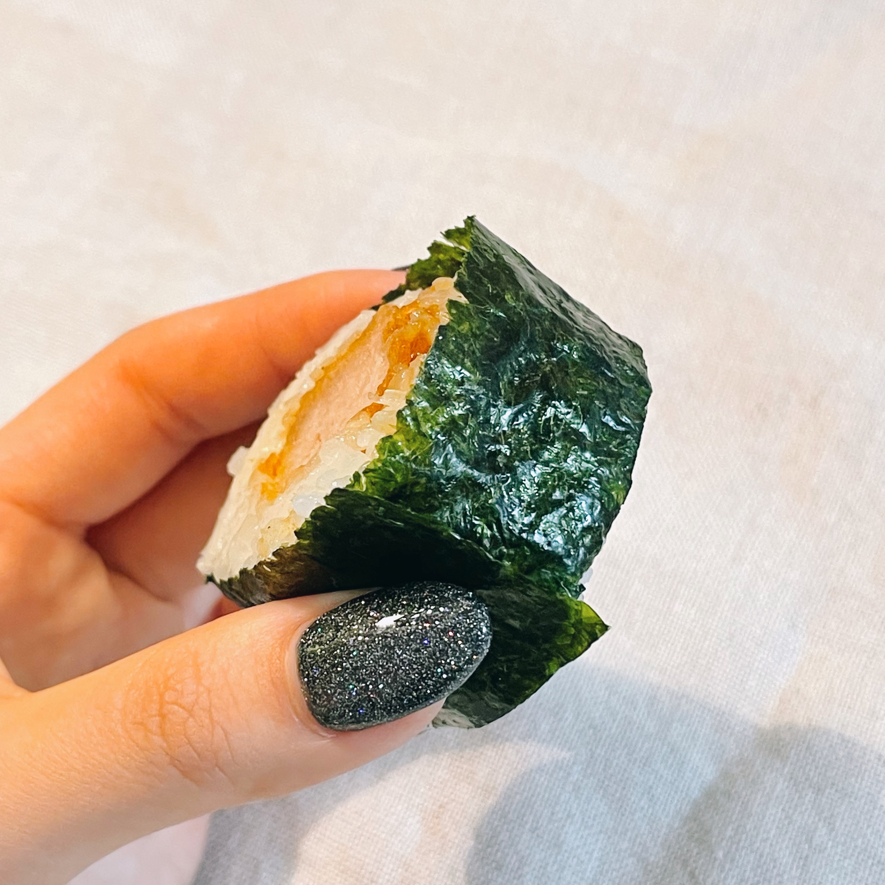 Family Mart(ファミリーマート)のおすすめグルメ「手巻寿司 ヒレ勝巻」