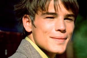 A closeup of a young Josh Hartnett