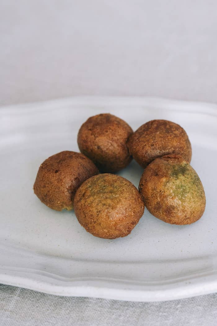 LAWSON(ローソン)のおすすめスイーツ「糖質60%オフの宇治抹茶と黒糖蜜のドーナツ」