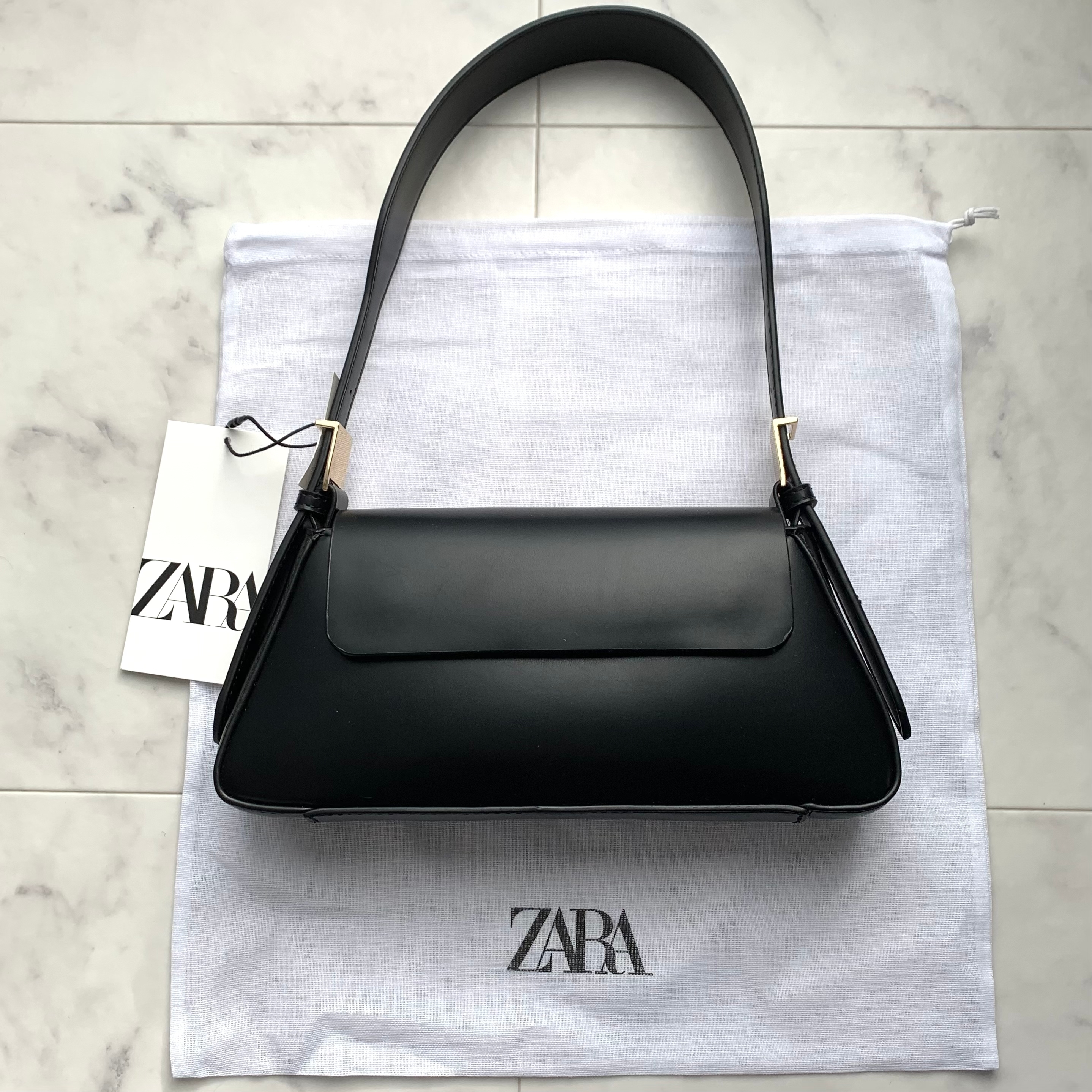 ZARA（ザラ）のおすすめのバッグ「フラップ ミニマル ショルダーバック」