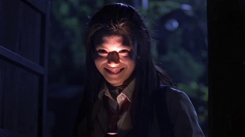 Ko Shibasaki making scary flashlight face.