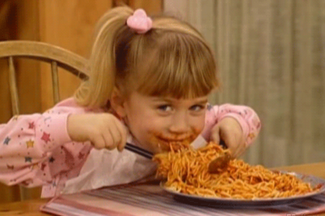 Быстро ест мелко жует сама. Девушка ест макароны. Гифка кушает. Девочка Обжора. Ест спагетти.