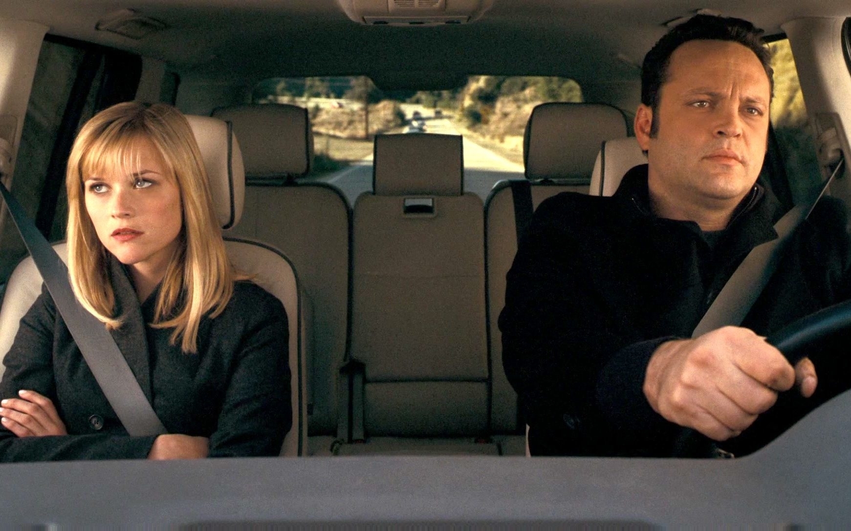 Rees Whetherspoon and Vince Vaughn driving in a car