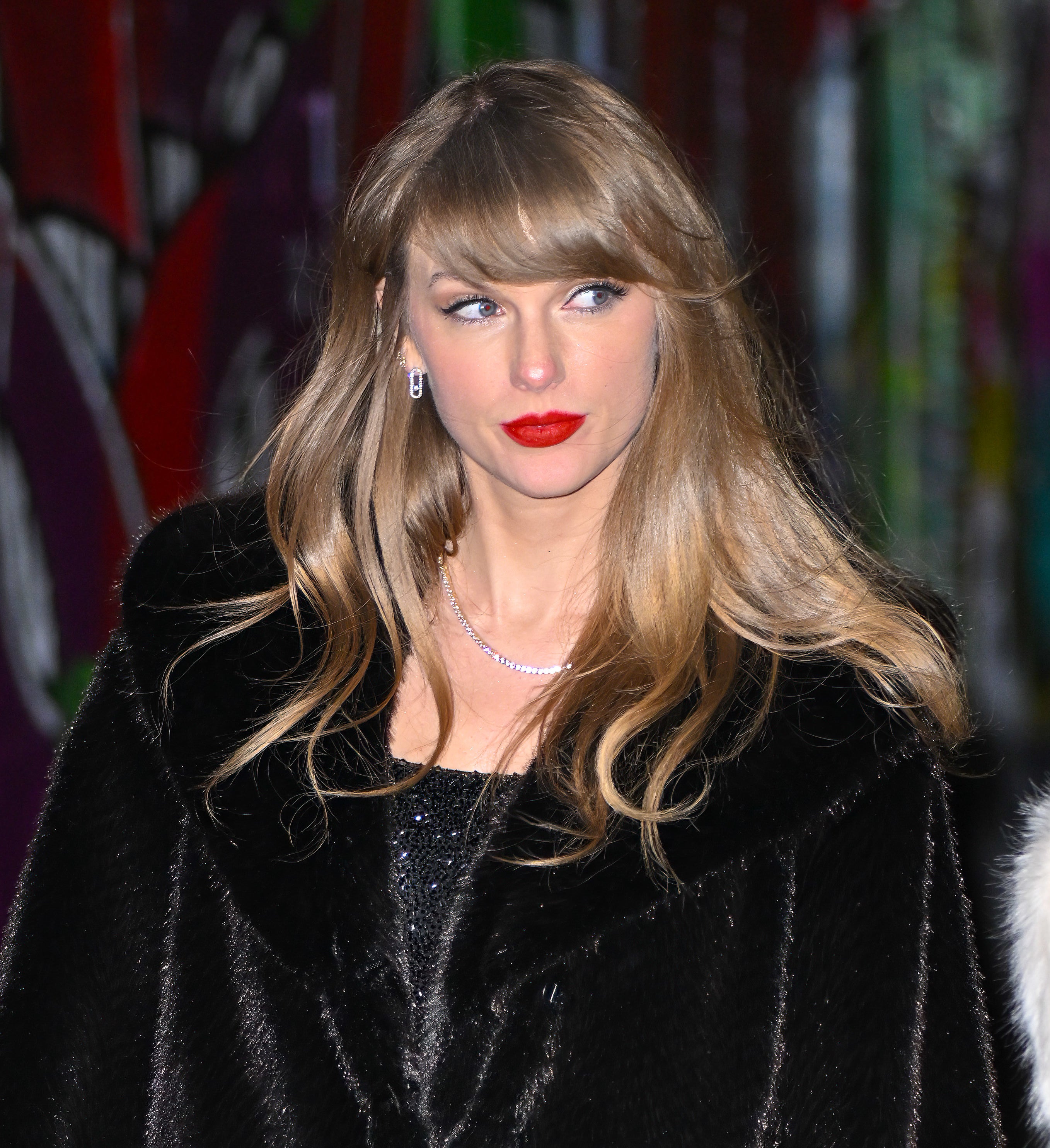 Taylor Swift Heckled By Football Fans At Travis Kelce Game taylor-swift-heckled-by-football-fans-at-travis-kelce-game