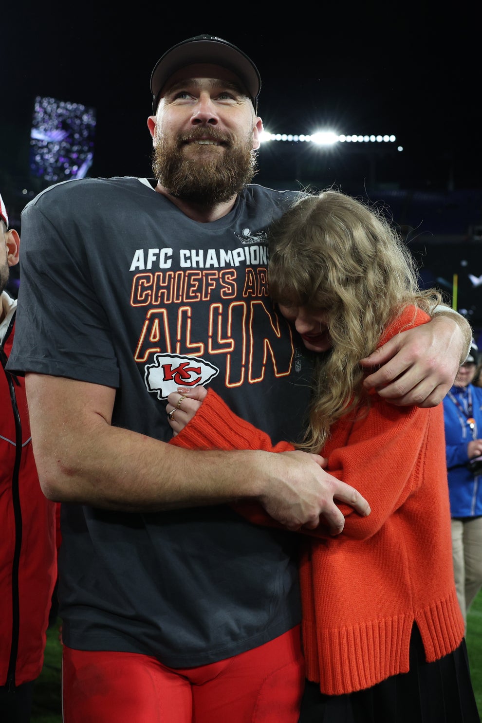 taylor-swift-heckled-by-football-fans-at-travis-kelce-game