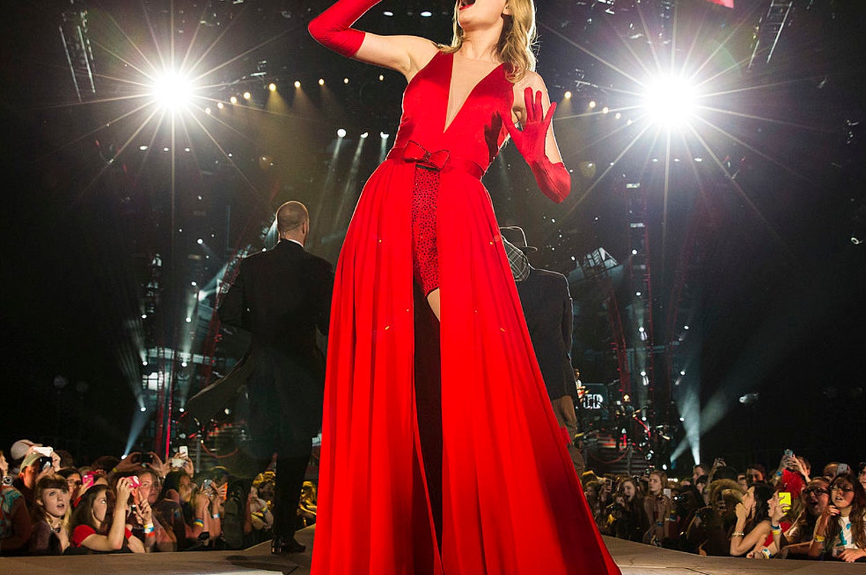 taylor swift sings on stage
