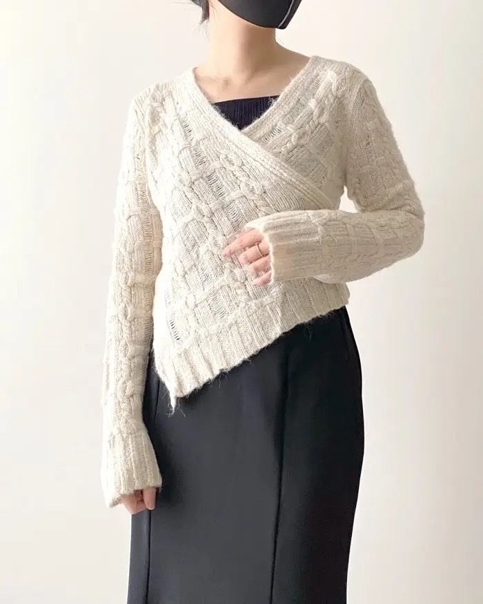 ZARAのオススメのセーター「アシメトリークロップド ニットセーター」