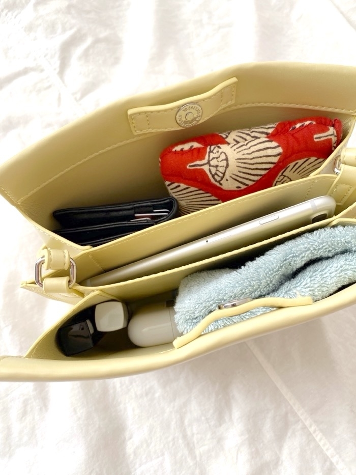 GU(ジーユー)のおすすめバッグ「ライトミニショルダーバッグ」