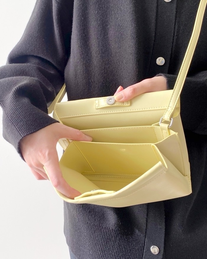 GU（ジーユー）のおすすめバッグ「ライトミニショルダーバッグ」