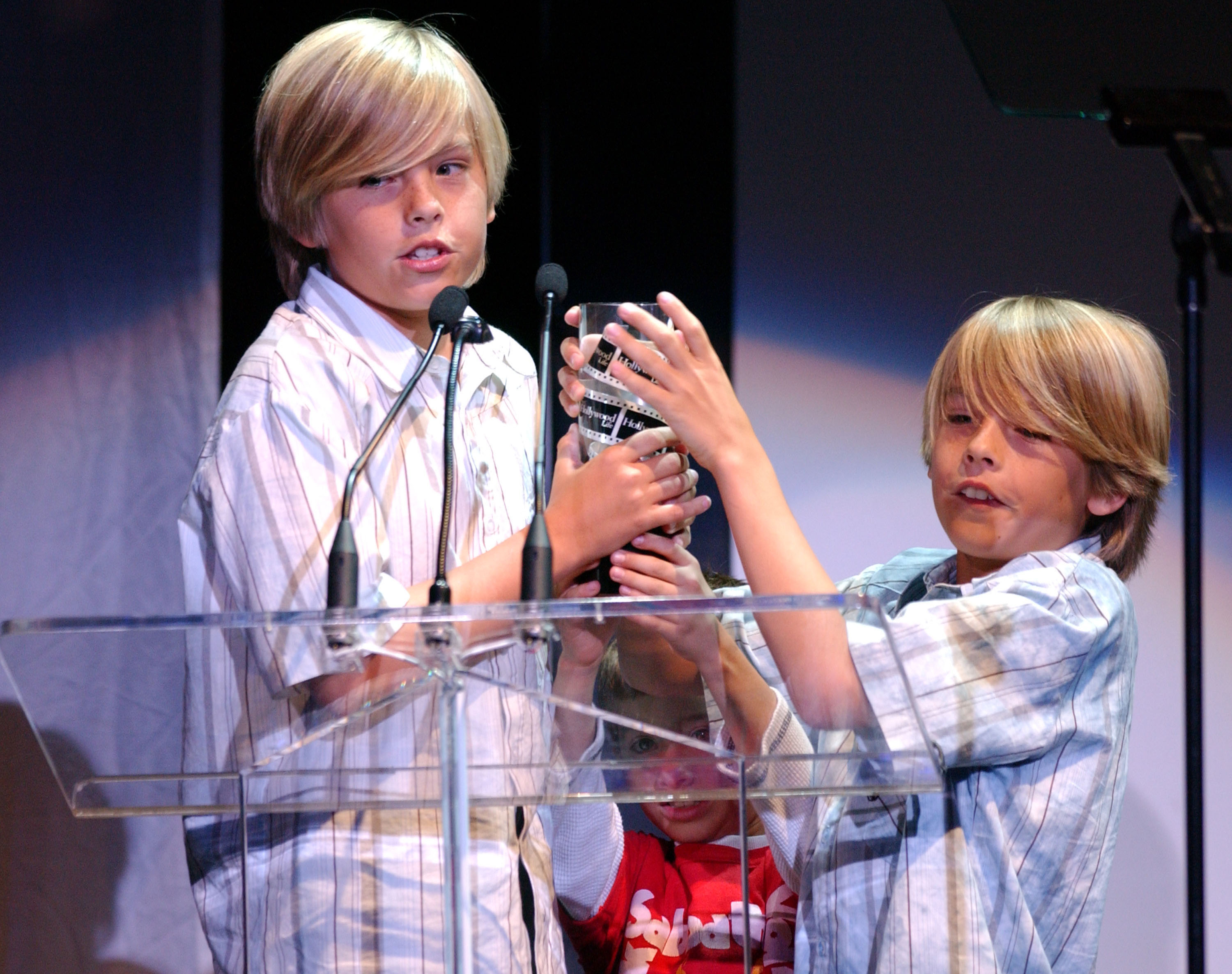A very young Dylan and Cole Sprouse accepting an award
