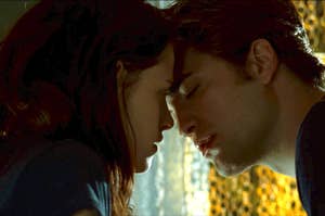 Bella and Edward leaning in to kiss in Twilight