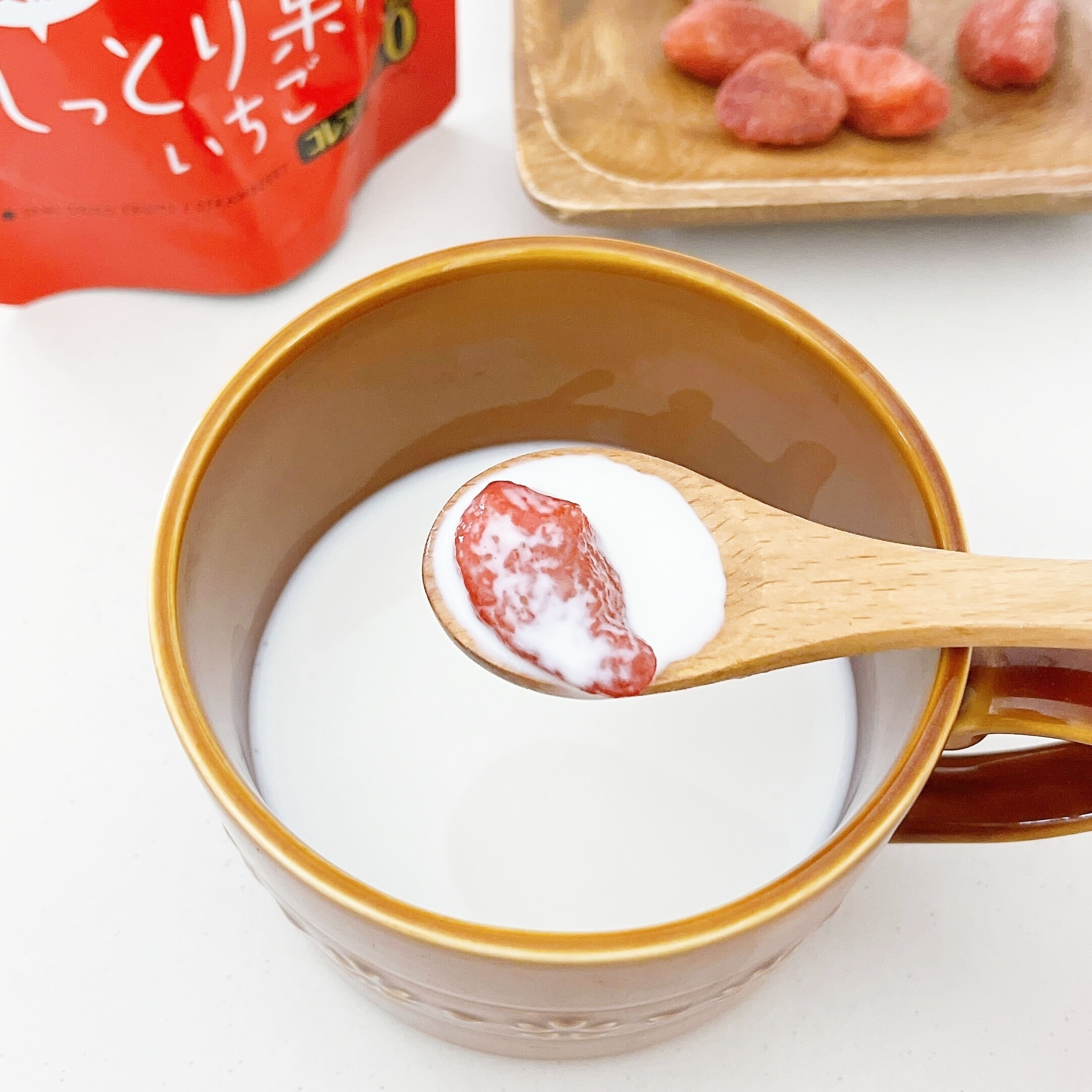 DAISO(ダイソー)のオススメのお菓子「ファーストジャパン しっとり果実 いちご 25g」