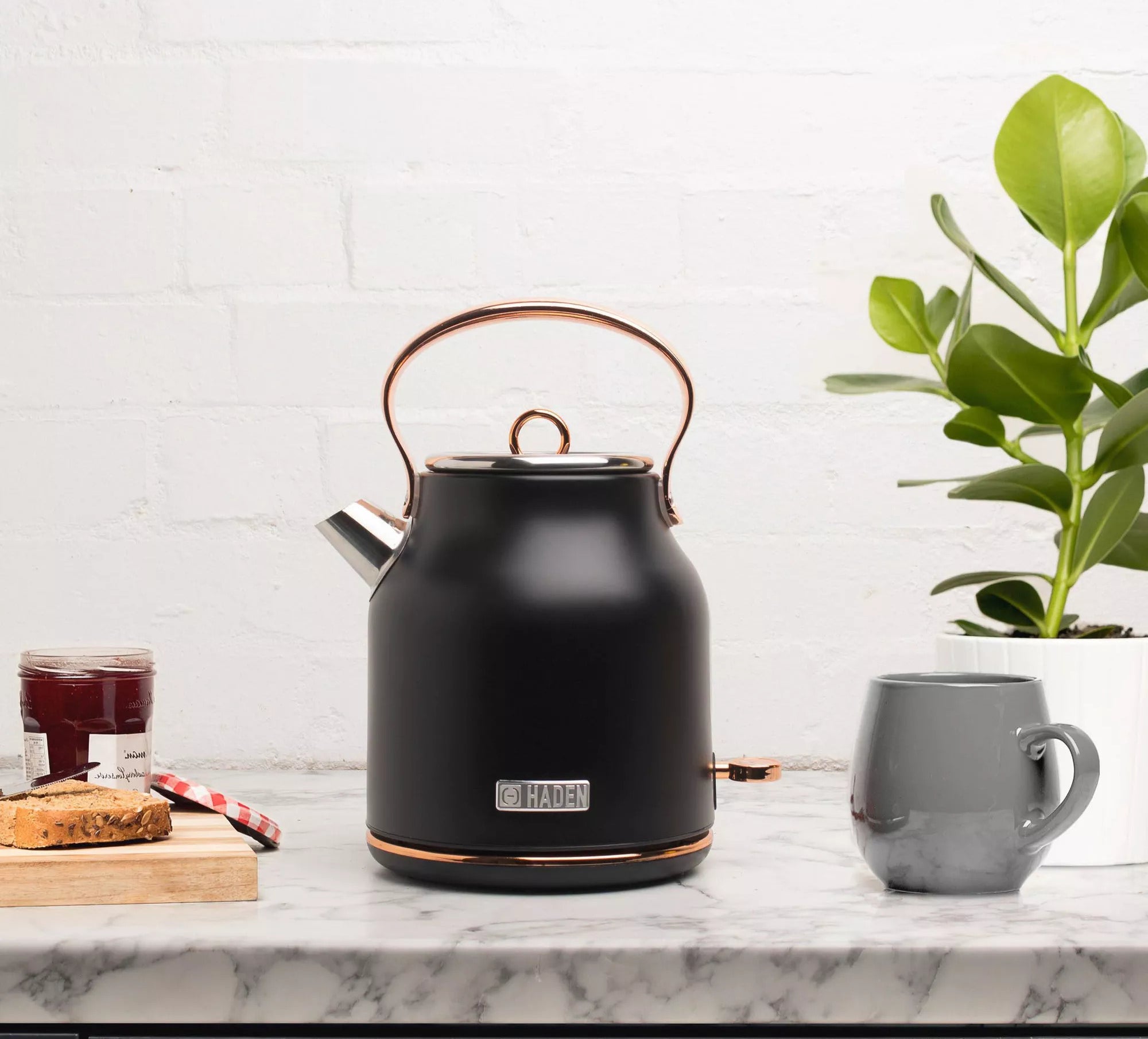 The kettle in matte black with copper accents