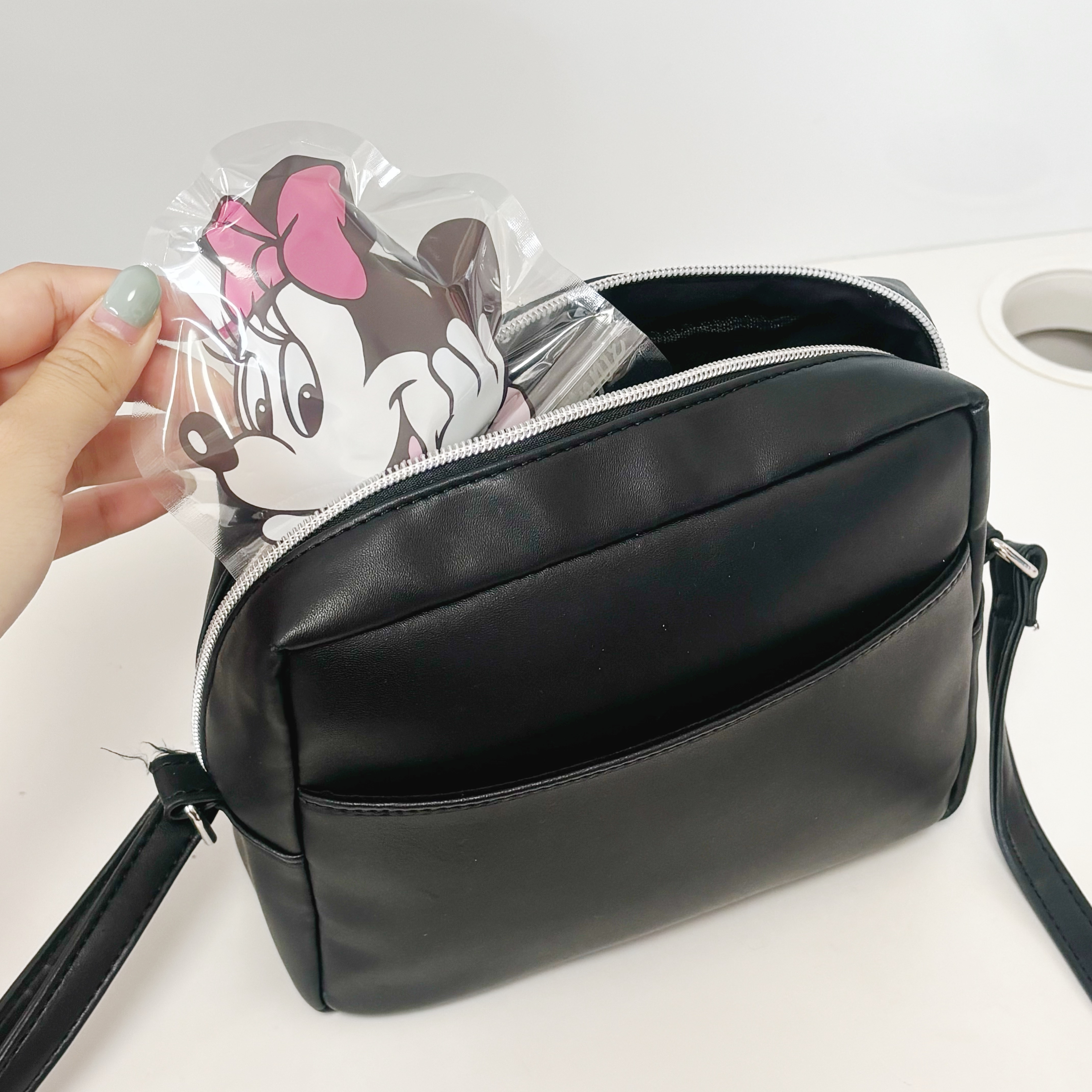 ダイソーのおすすめの便利アイテム「ダイカットジップバッグ/ミッキー・ミニー」